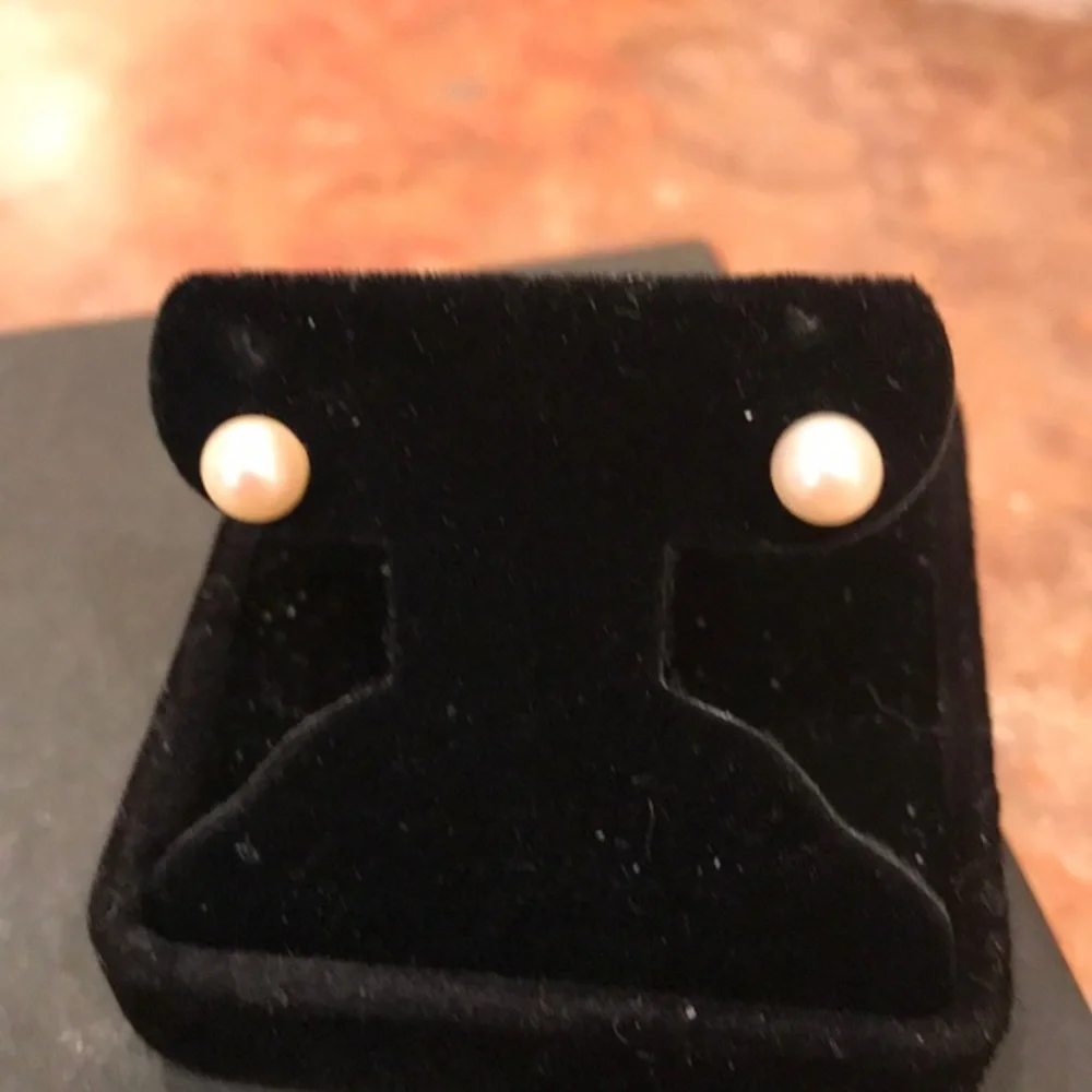Pearl studs